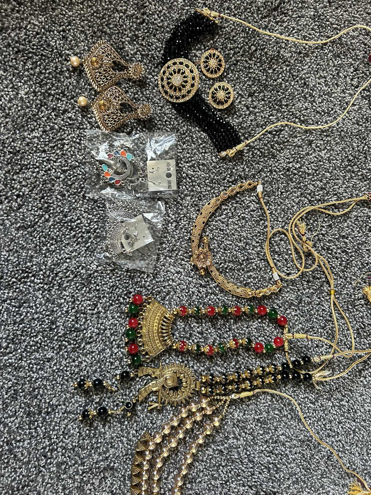 Artificial jewelry - photo 2