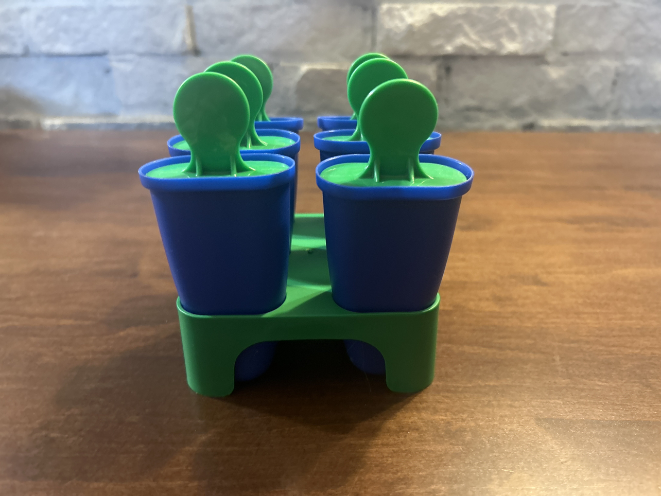 Detachable Popsicle maker. Six popsicles