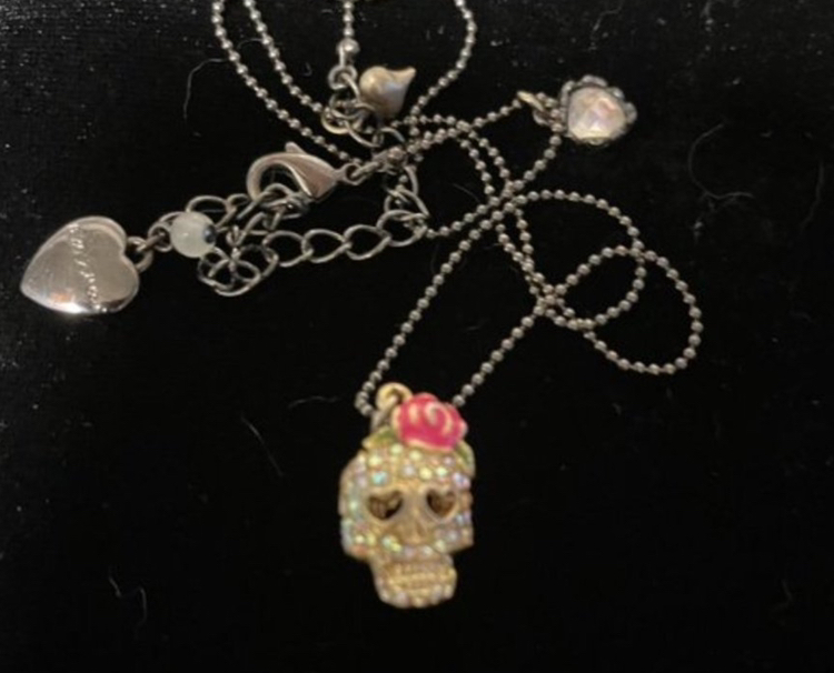 Betsey Johnson necklace and earrings image indicator(3)