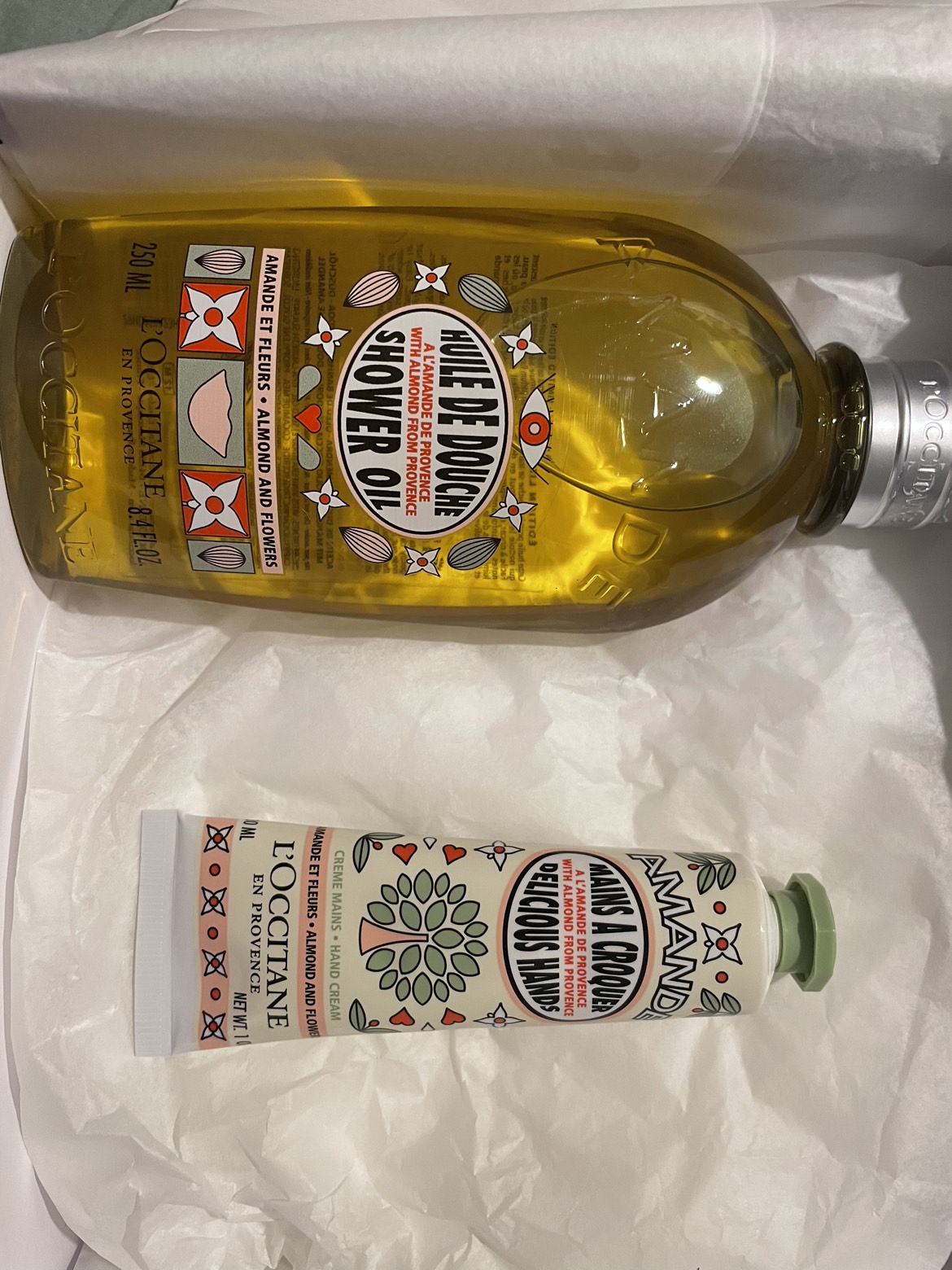 L’occitane shower oil and hand cream set / Almond and flowers