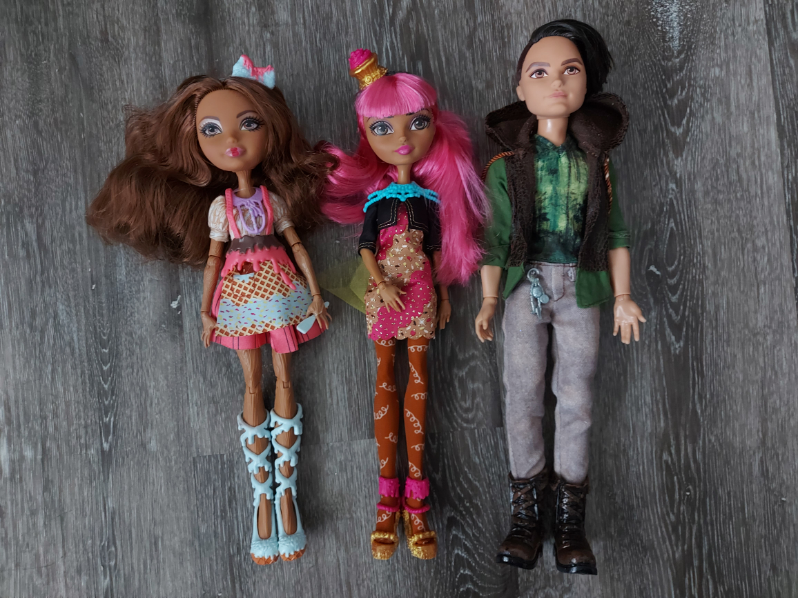 Lot of Ever After High dolls and stands