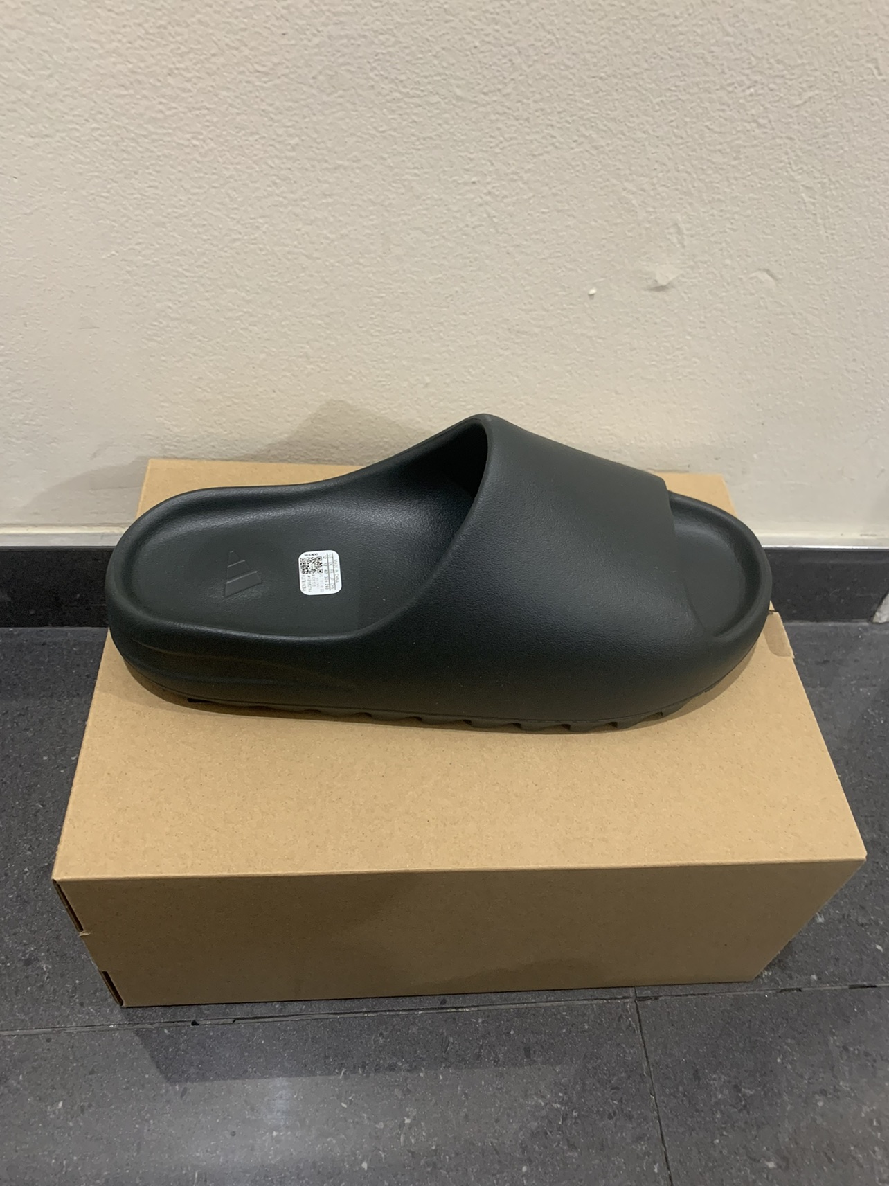 Yeezy slide adidas dark onyx - photo 2