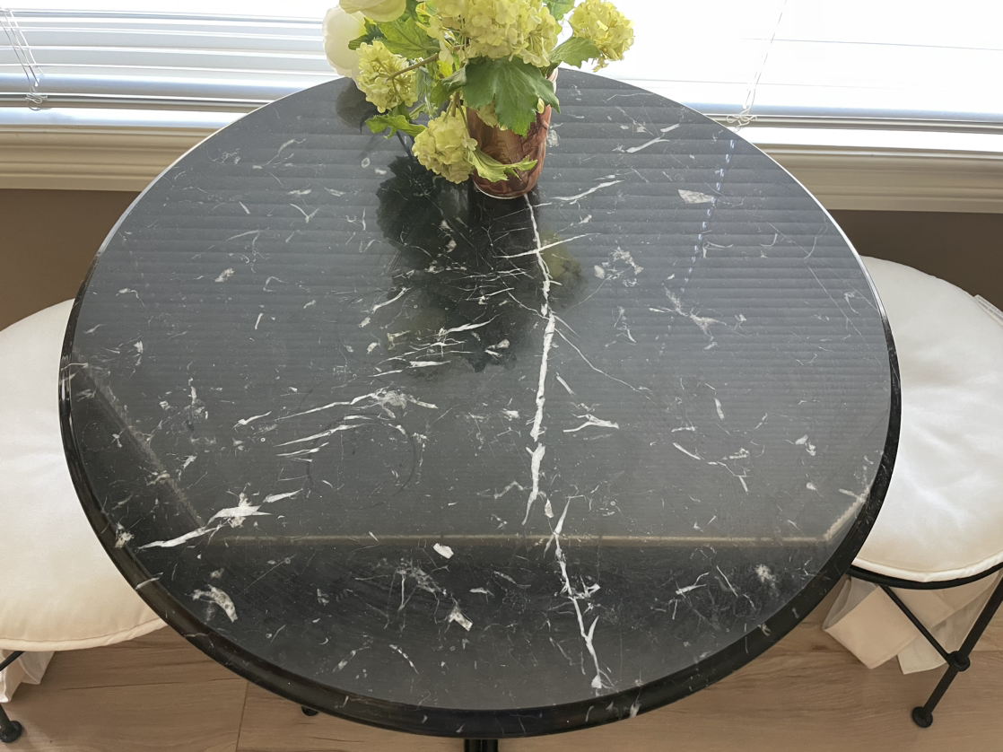 Marble coffee table and two metal chairs set - photo 2