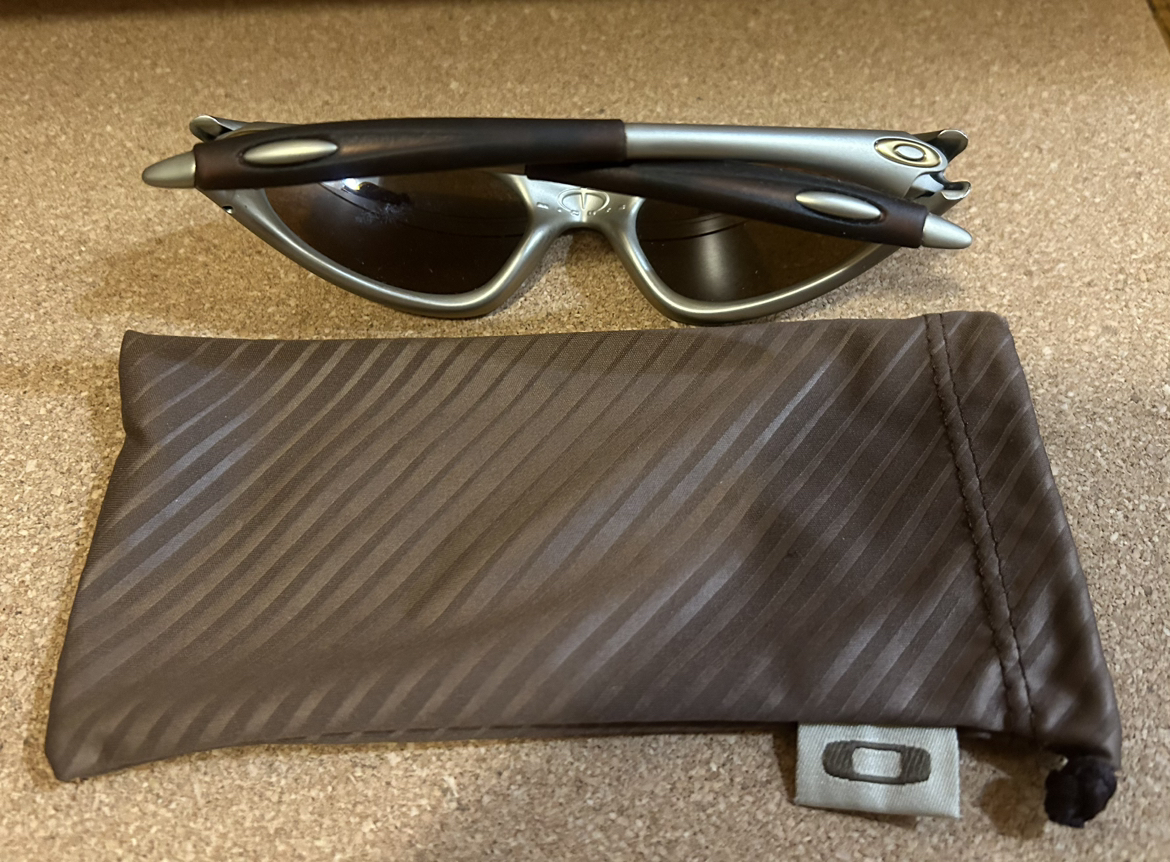 Oakley  sunglasses details by the pics - photo 2