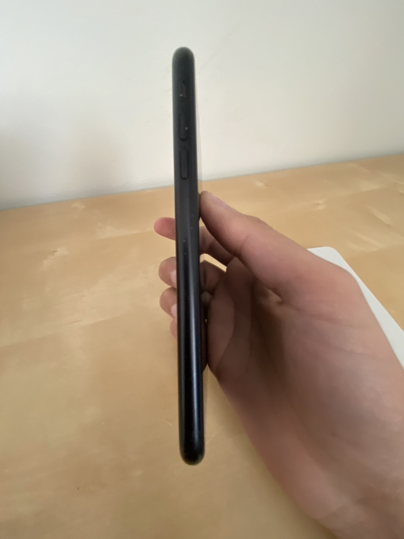 iPhone XR - 64GB - Damages to phone and iPhone 8 - photo 4