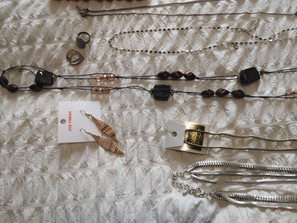 costume jewellery lot image indicator(2)