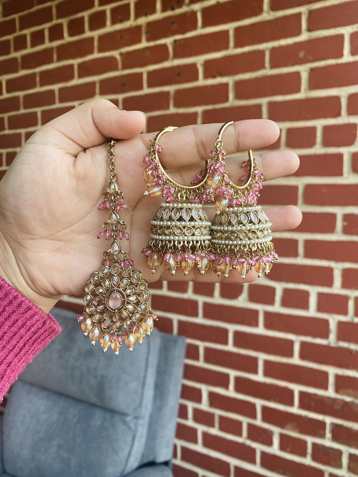 Oversize earrings with tika image indicator(2)