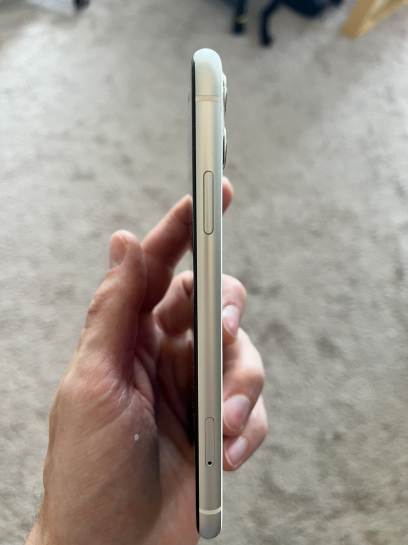 iPhone 11 unlocked - photo 2