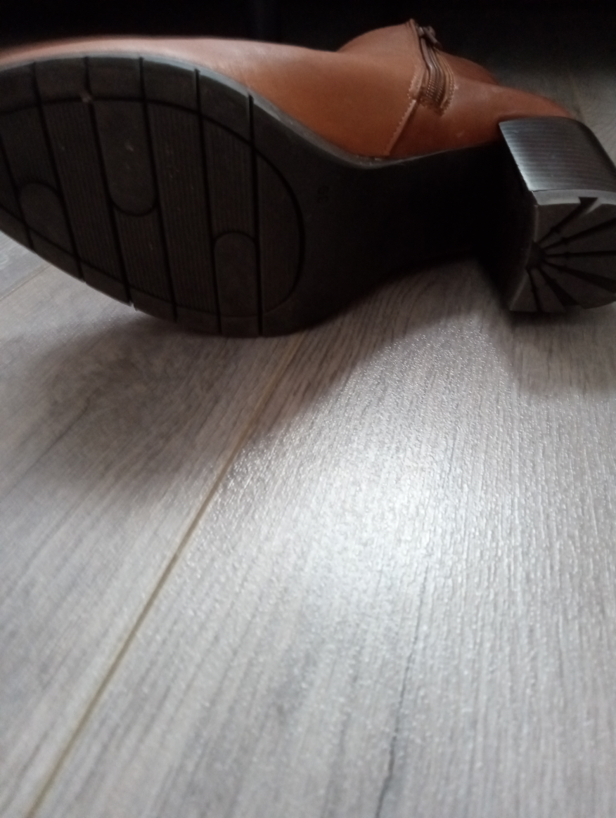 Size 9 Women boots image indicator(2)