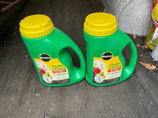 2 x Miracle-Gro Shake N Feed All Purpose Plant Food - 2.04kg thumbnail