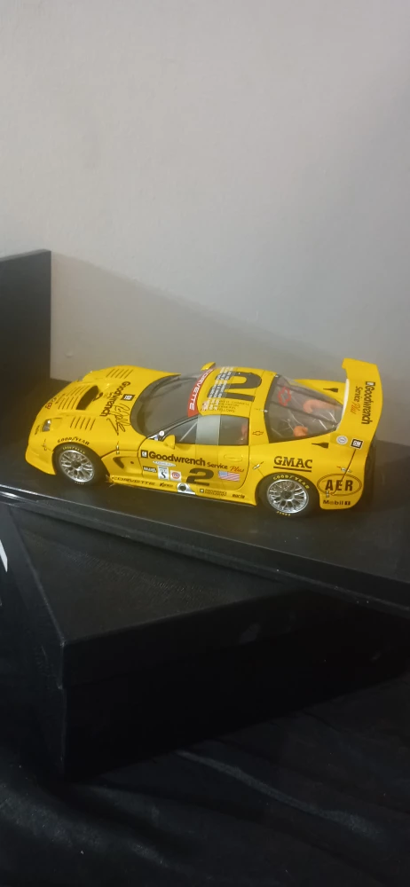 AUTOGRAPHED] AUTOart 2001 Chevy Corvette image indicator(4)