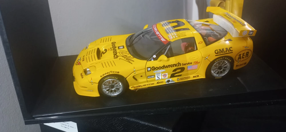 AUTOGRAPHED] AUTOart 2001 Chevy Corvette image indicator(3)