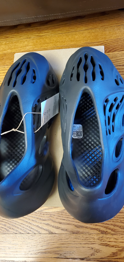 Yeezy Foam RNNR ONYX  - Size 9 image indicator(5)