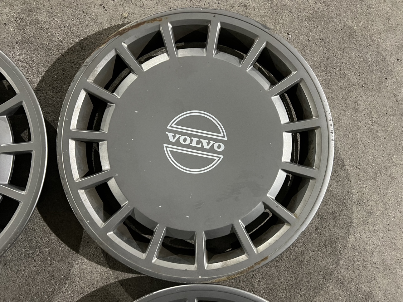 Volvo 15” Wheel Cover image indicator(3)