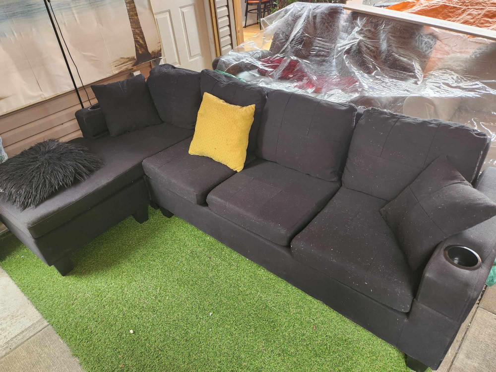 🇨🇦 Black sectional couch with cup holders