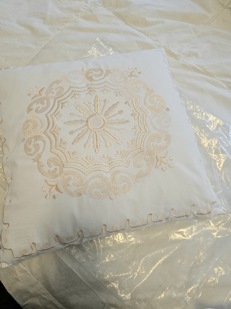 BNWT Gold and White Throw Pillow Cushions image indicator(6)