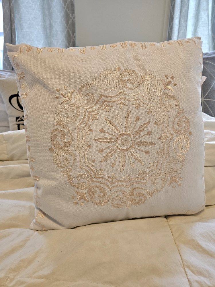 BNWT Gold and White Throw Pillow Cushions image indicator(2)