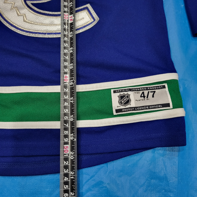 Kids size  4/7 
 Elias Pettersson 
 Vancouver Canucks image indicator(4)