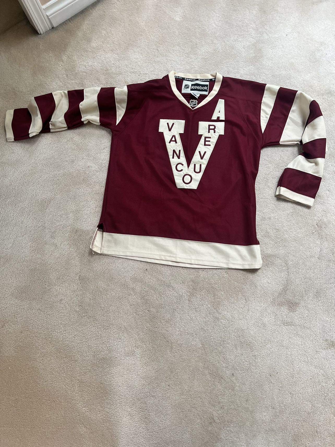 Canucks Jersey, size L Kesler # 17 thumbnail