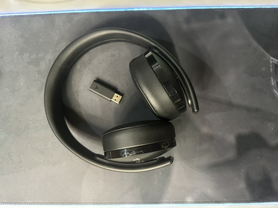 PlayStation 4 Gold headset thumbnail