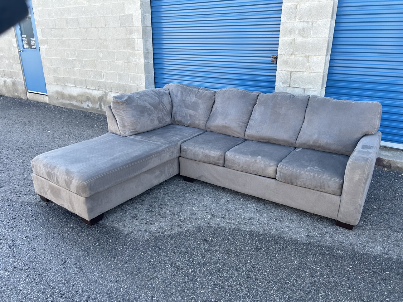 FREE DELIVERY• ASHLEY GREY LARGE SECTIONAL COUCH / SOFA w/CHAISE - photo 3