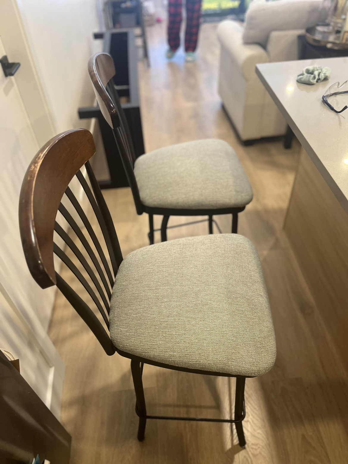 Swivel in Style: 2x Elegant Bar Stools for a Modern Home