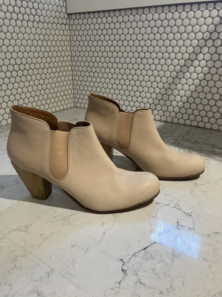 Leather booties , size 8 image indicator(2)