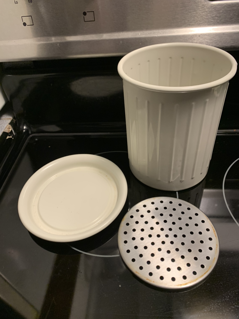 Metal utensil holder. image indicator(2)