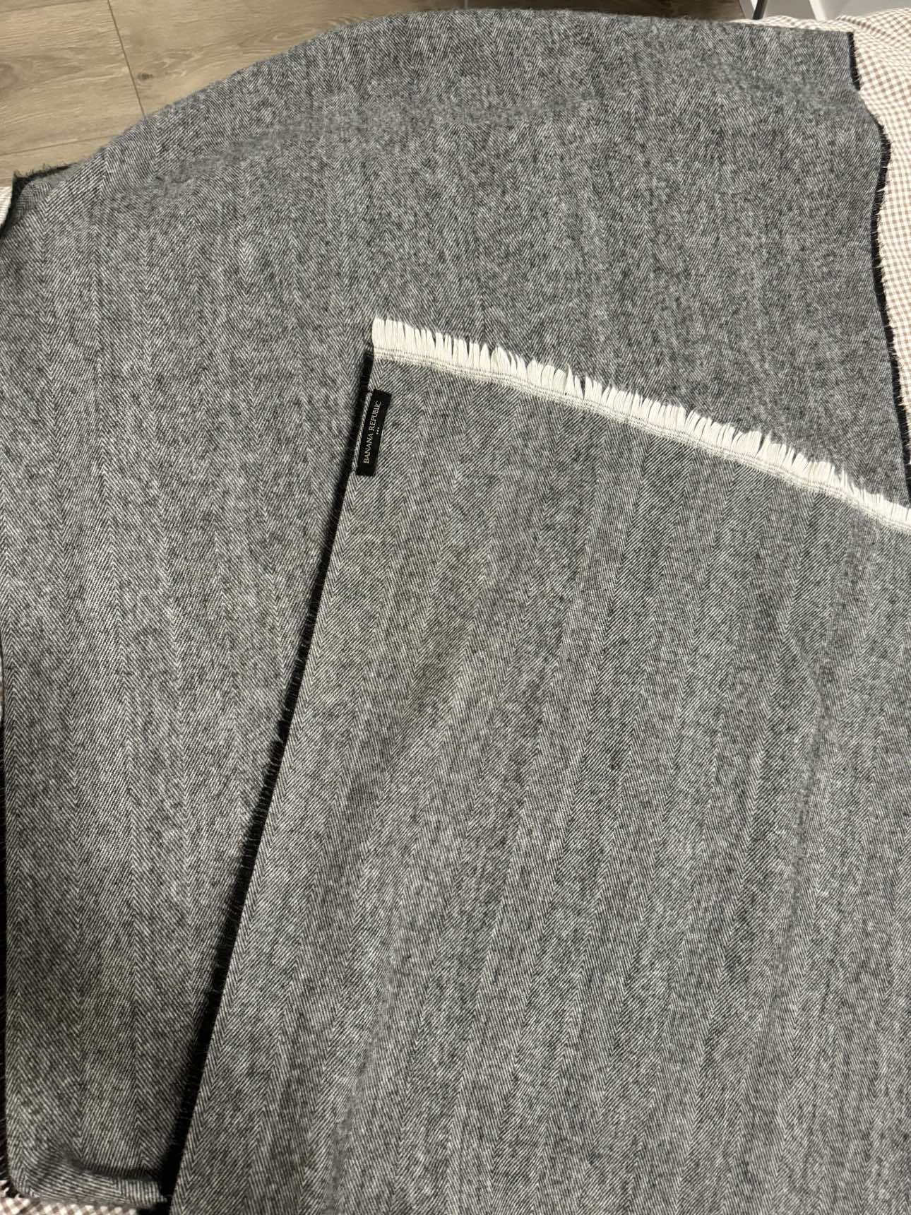 2 Banana republic scarves 20 CAD for 2 thumbnail