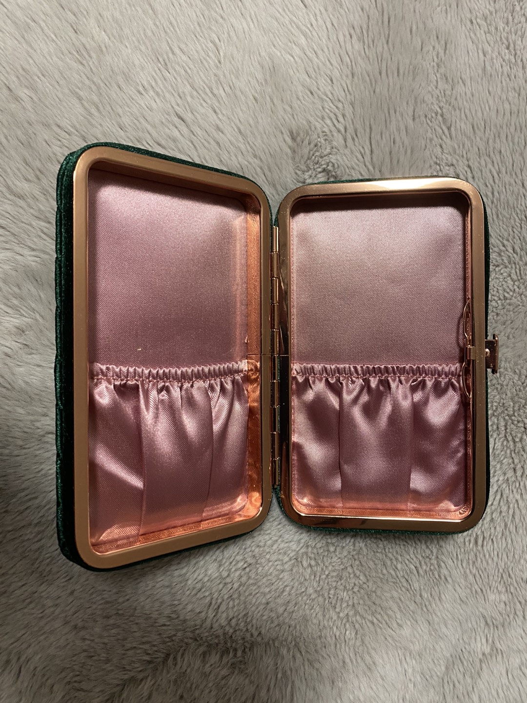 Charlotte Tilbury Clutch image indicator(3)