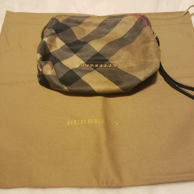 Burberry makeup bag image indicator(2)