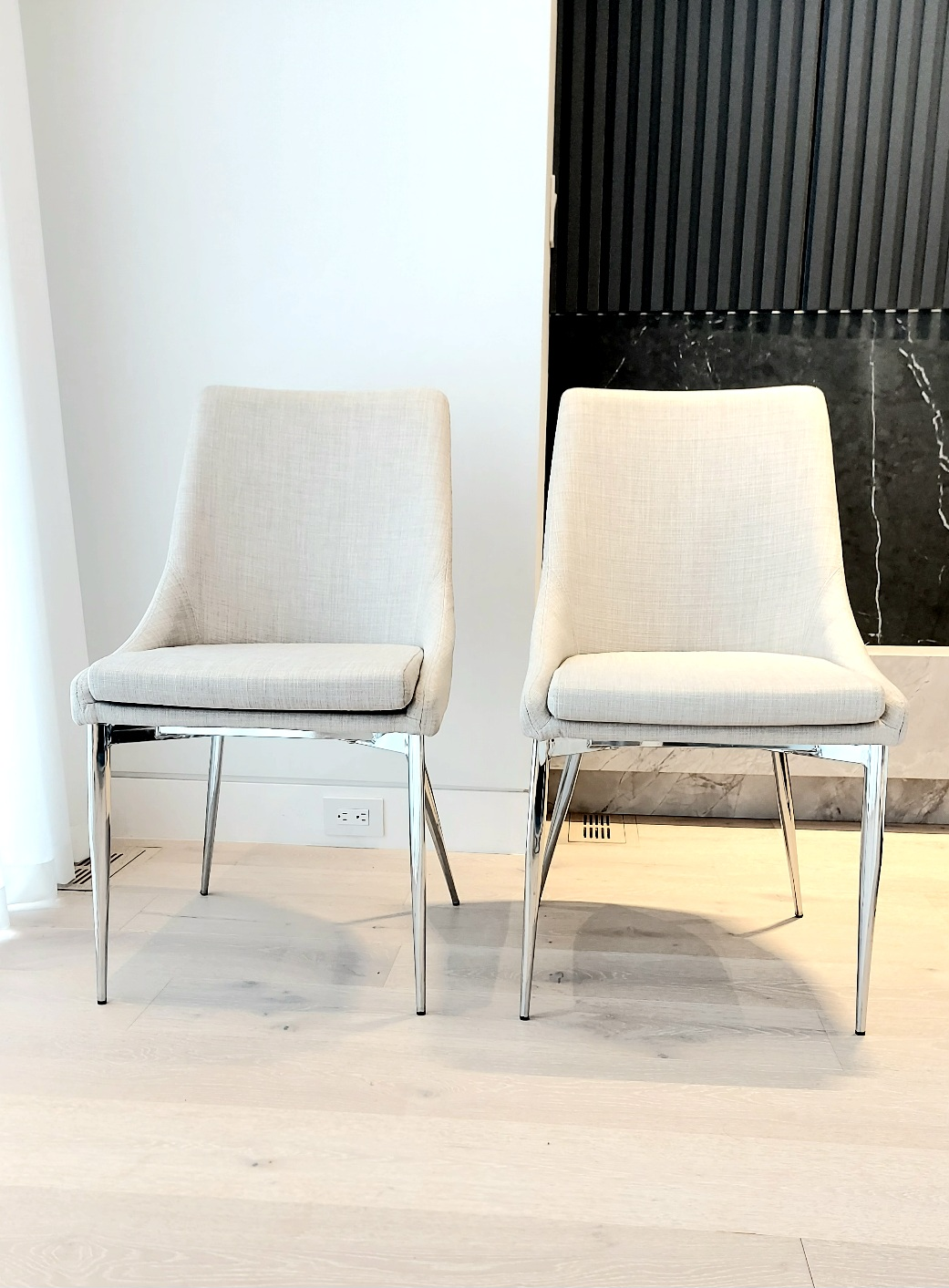 2 like new Structube dining chairs thumbnail
