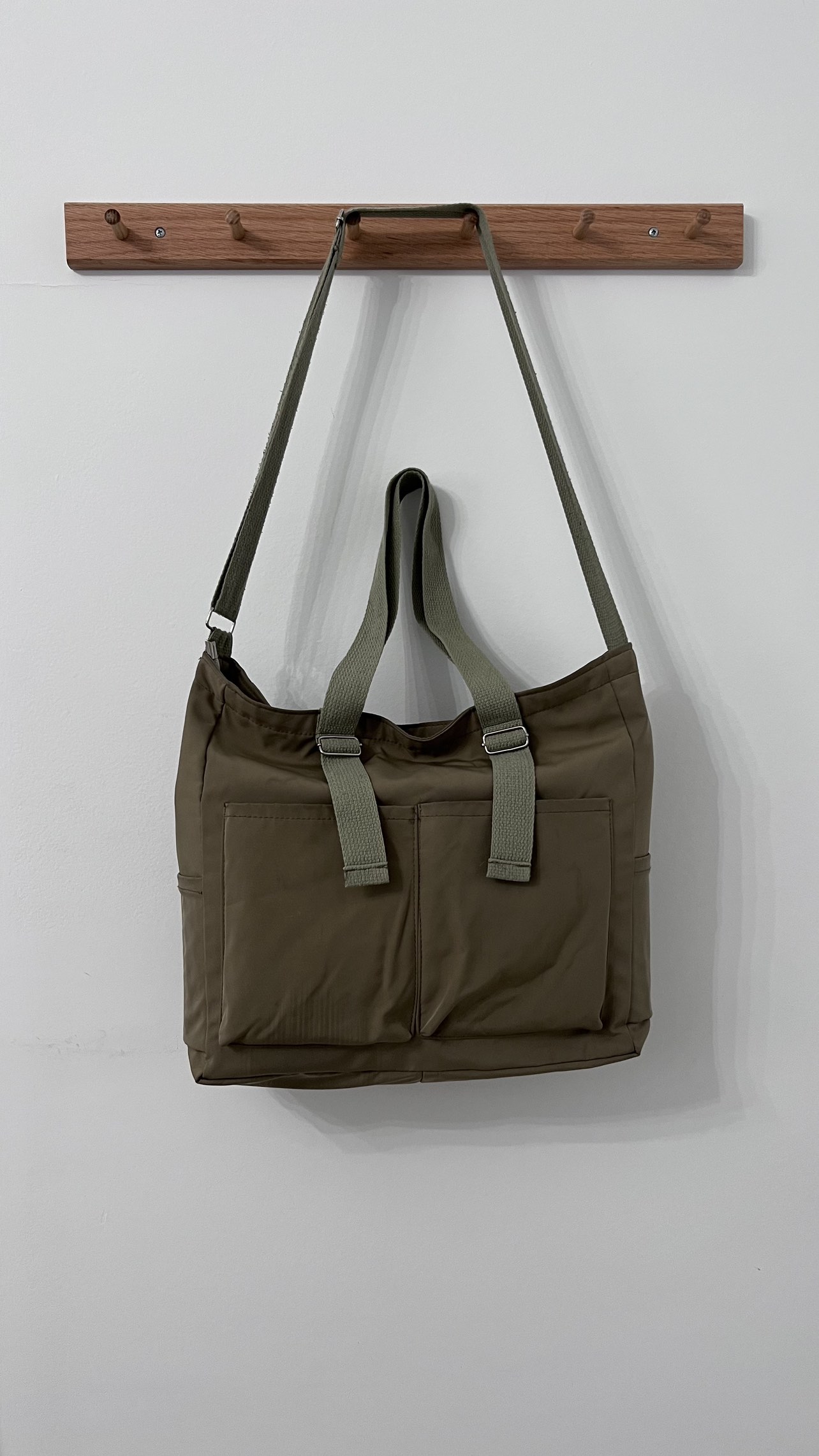 Green multi-pocketed crossbody bag 🥕 thumbnail