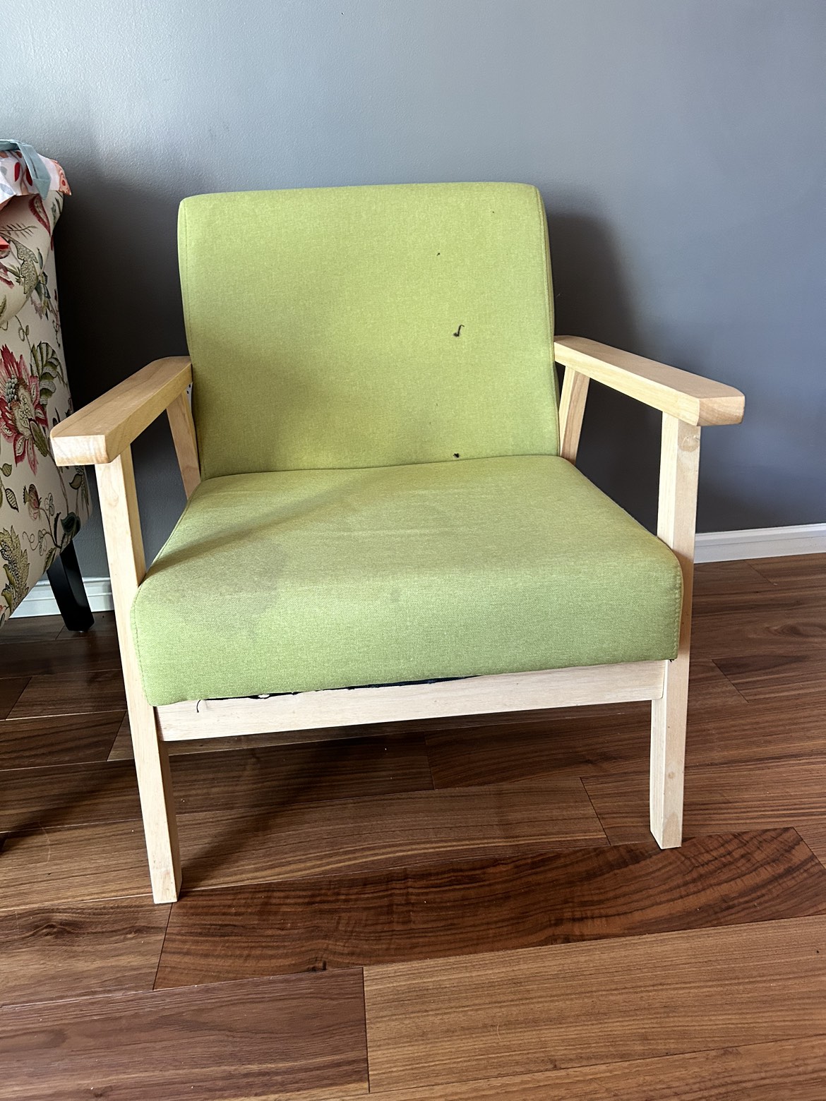 Upholstered armchairs / lounge chairs / accent chairs