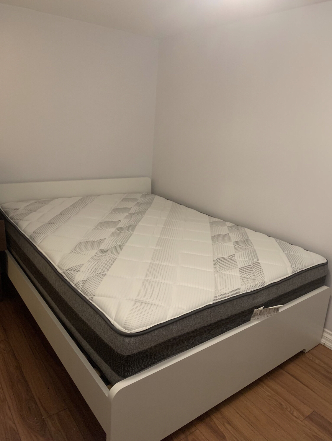 USA Serta Pocket Coil Queen Size Mattress(originally $999+tax)