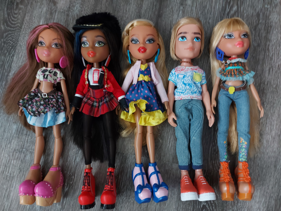 Lot of Bratz dolls, excellent condition