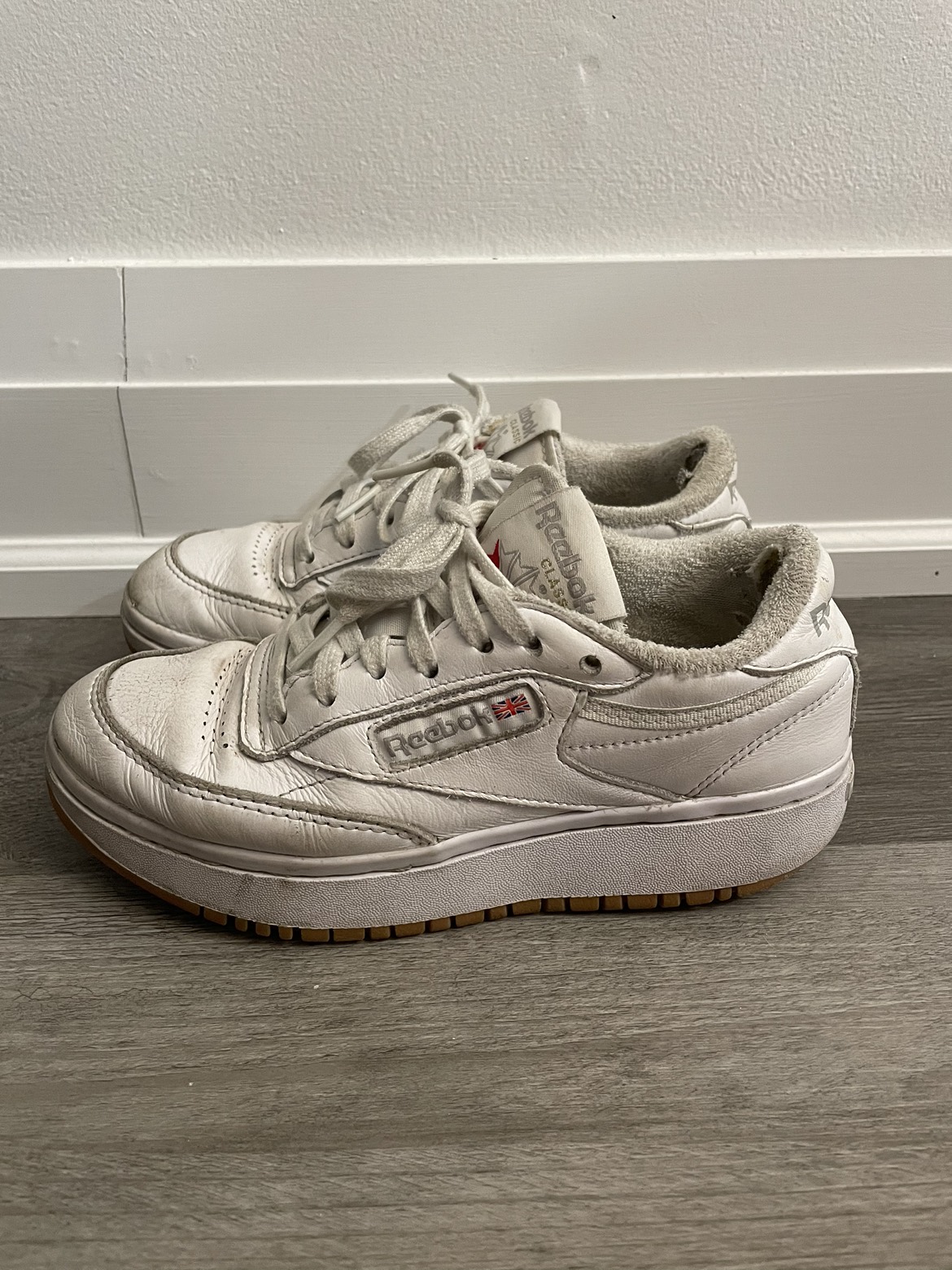 Size 5 White Reebok Shoes - photo 3