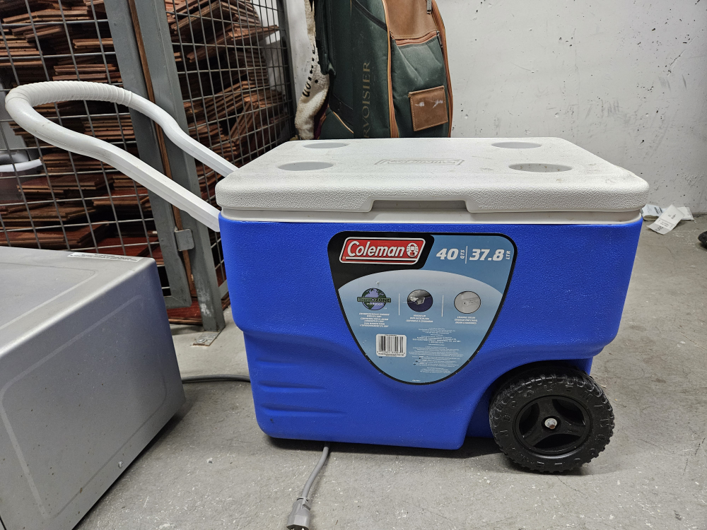 Coleman Cooler on Wheels image indicator(2)