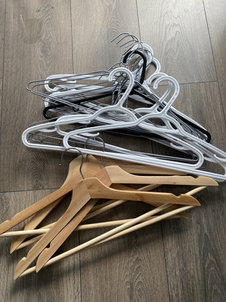 Cloth hangers x 30 thumbnail
