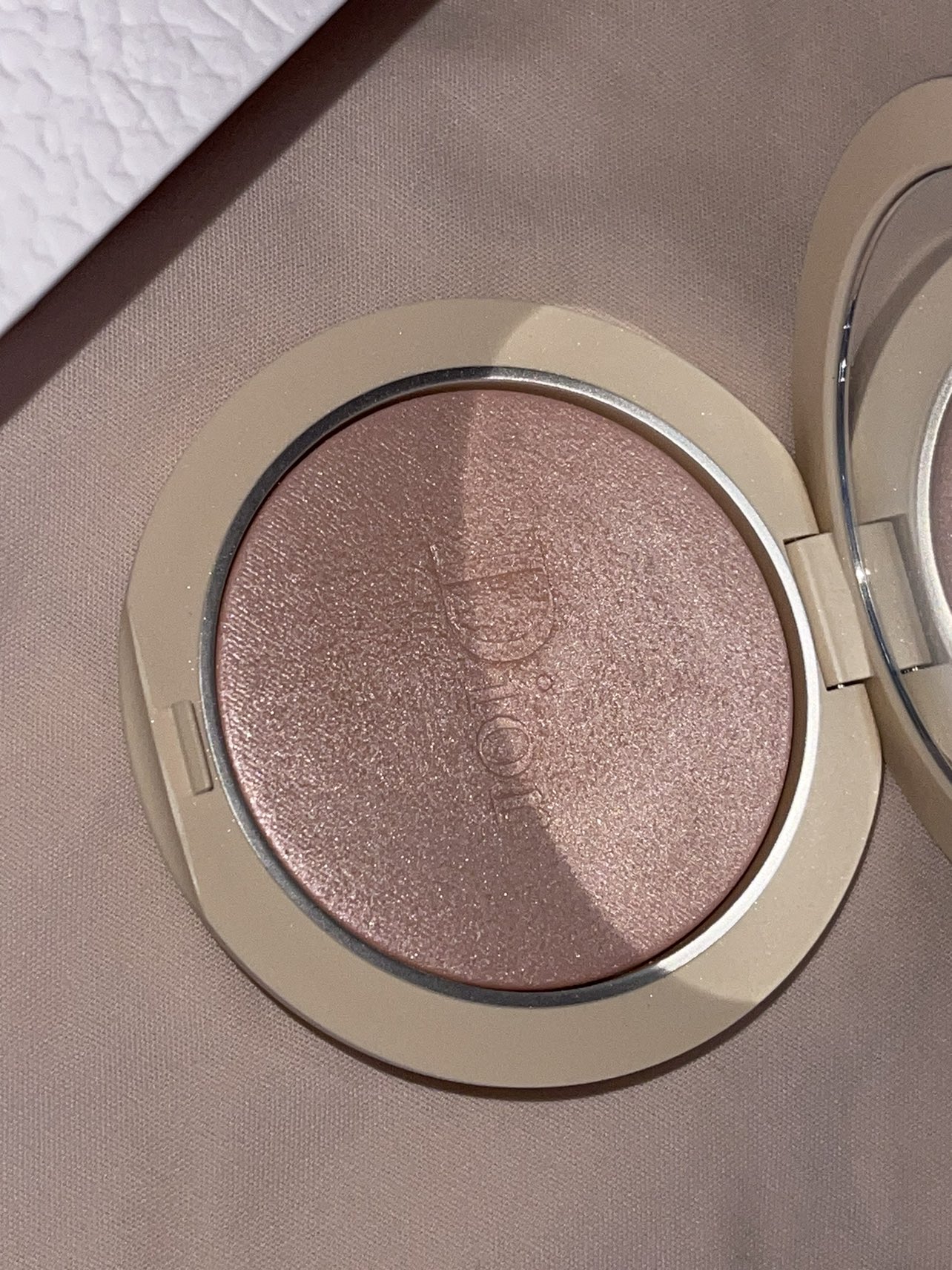 Dior forever couture luminizer highlighter powder image indicator(2)