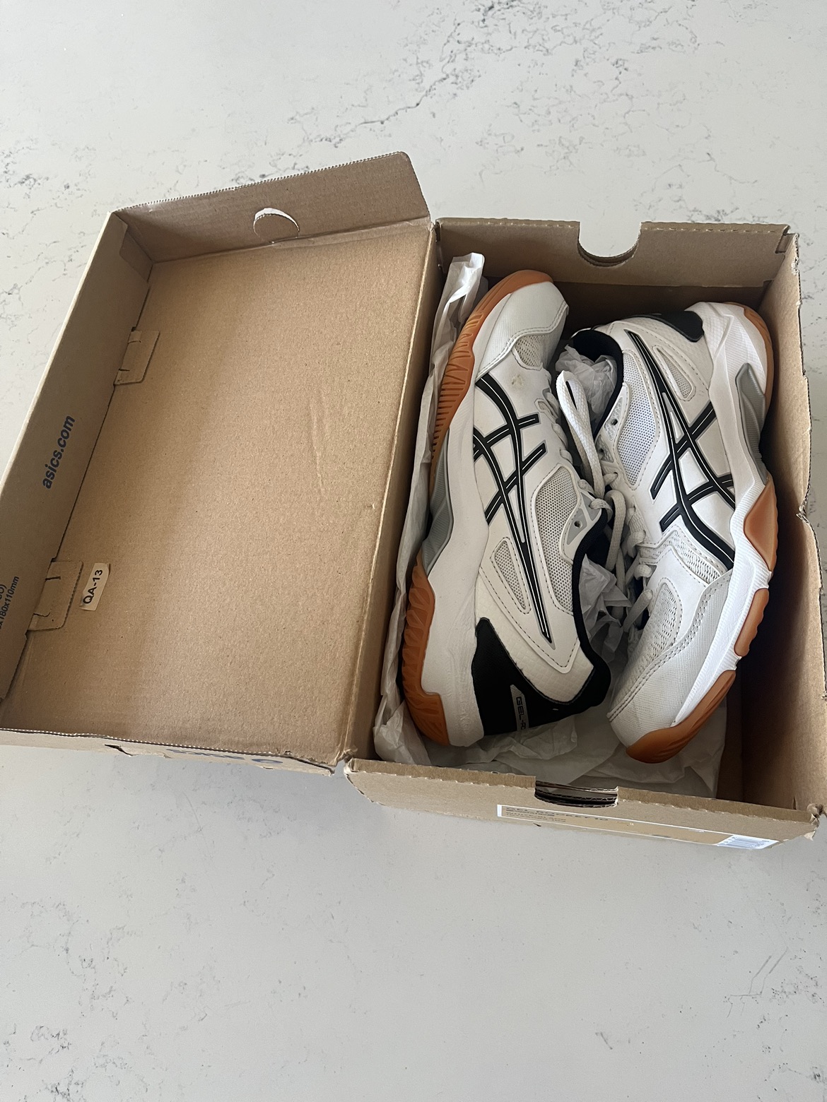 ASICS size 6 women’s gel rocket 10 (volleyball shoes)