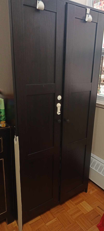 Closet black