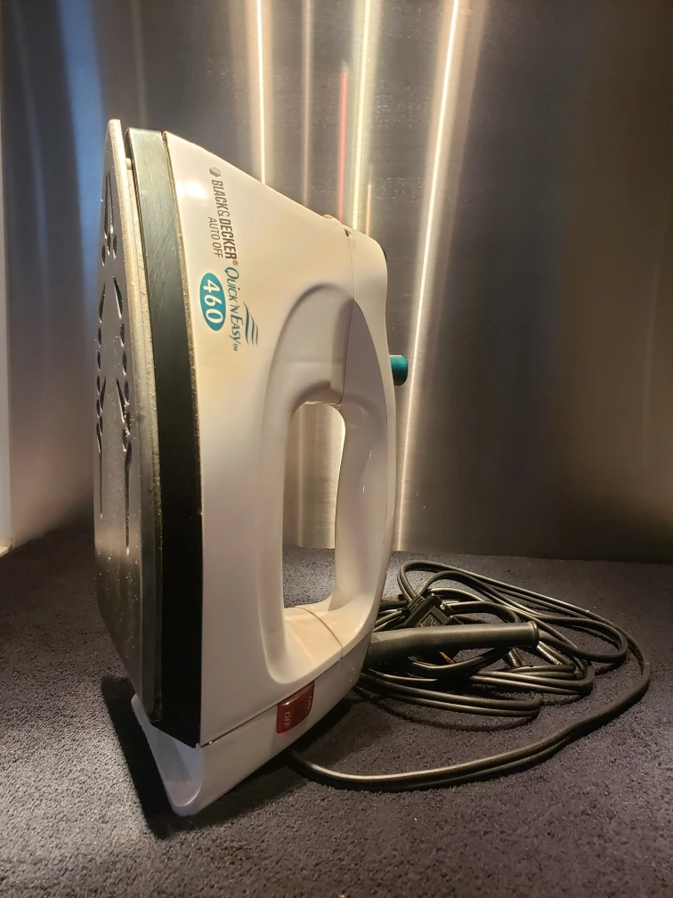 black and decker iron thumbnail