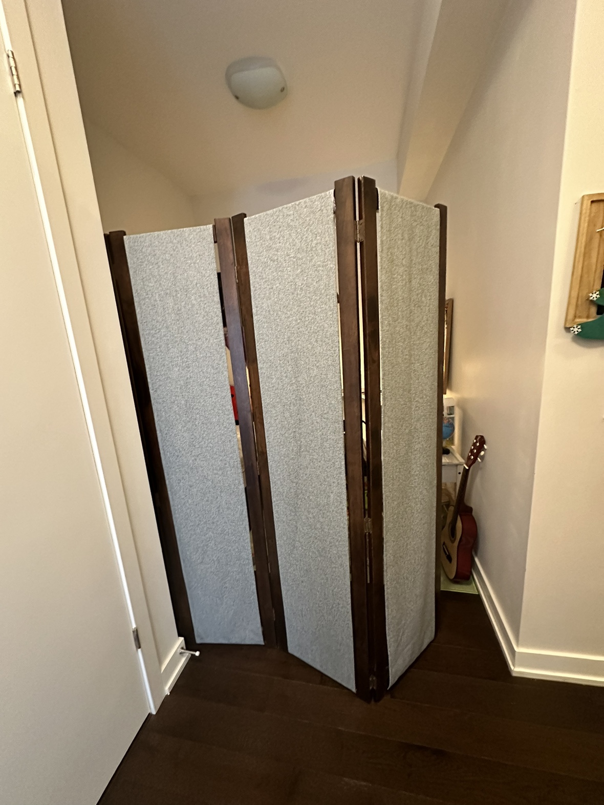 Small and light room divider.