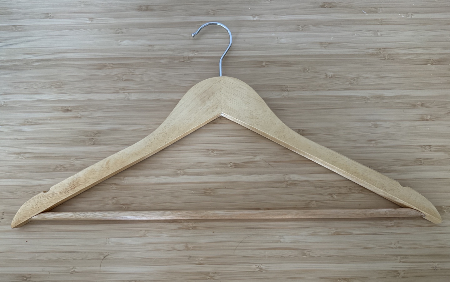 Wooden hangers (quantity: 18)