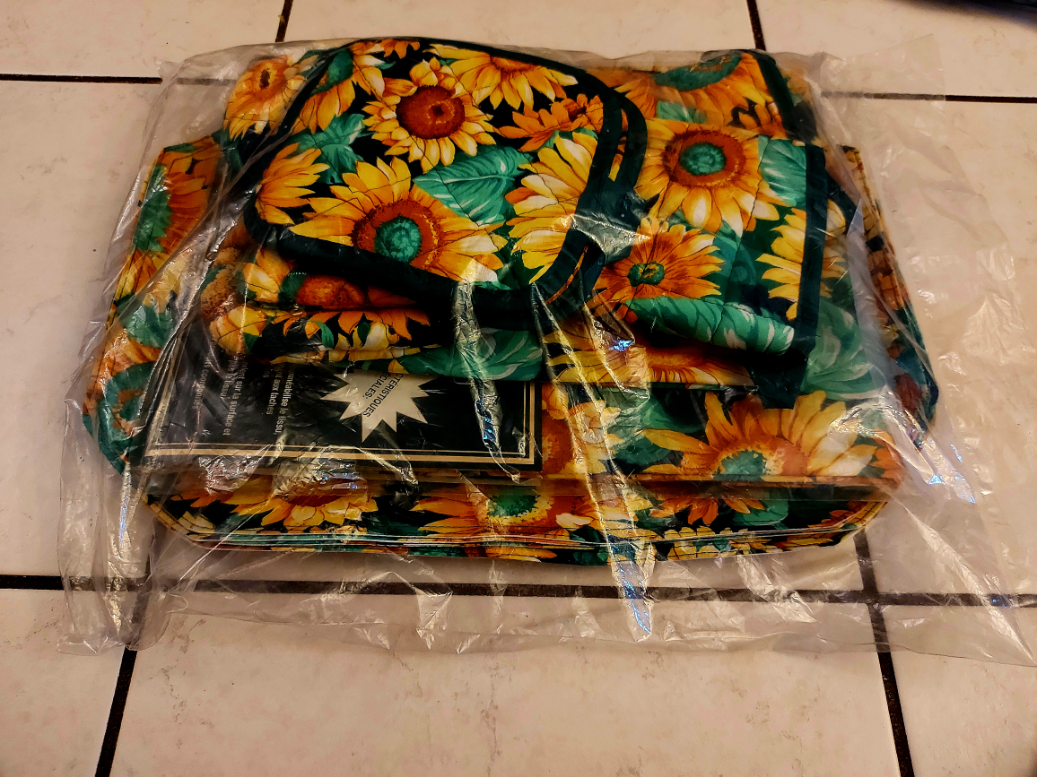 New Flower Place Mats, Oven Mitts, Table Cover Set image indicator(2)