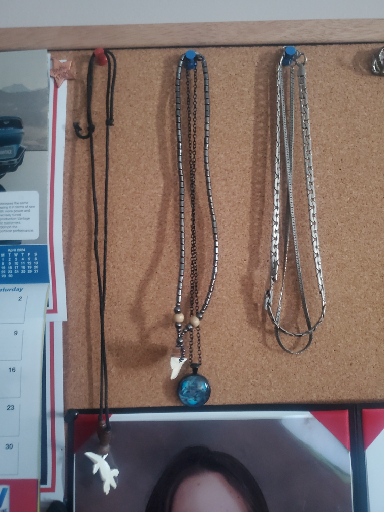 Random Chains and Necklaces