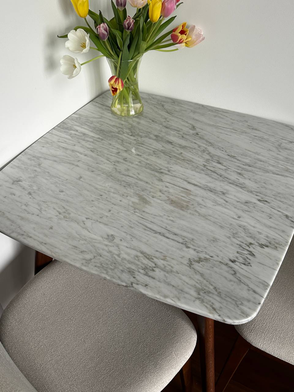 Article - table and 2 chairs