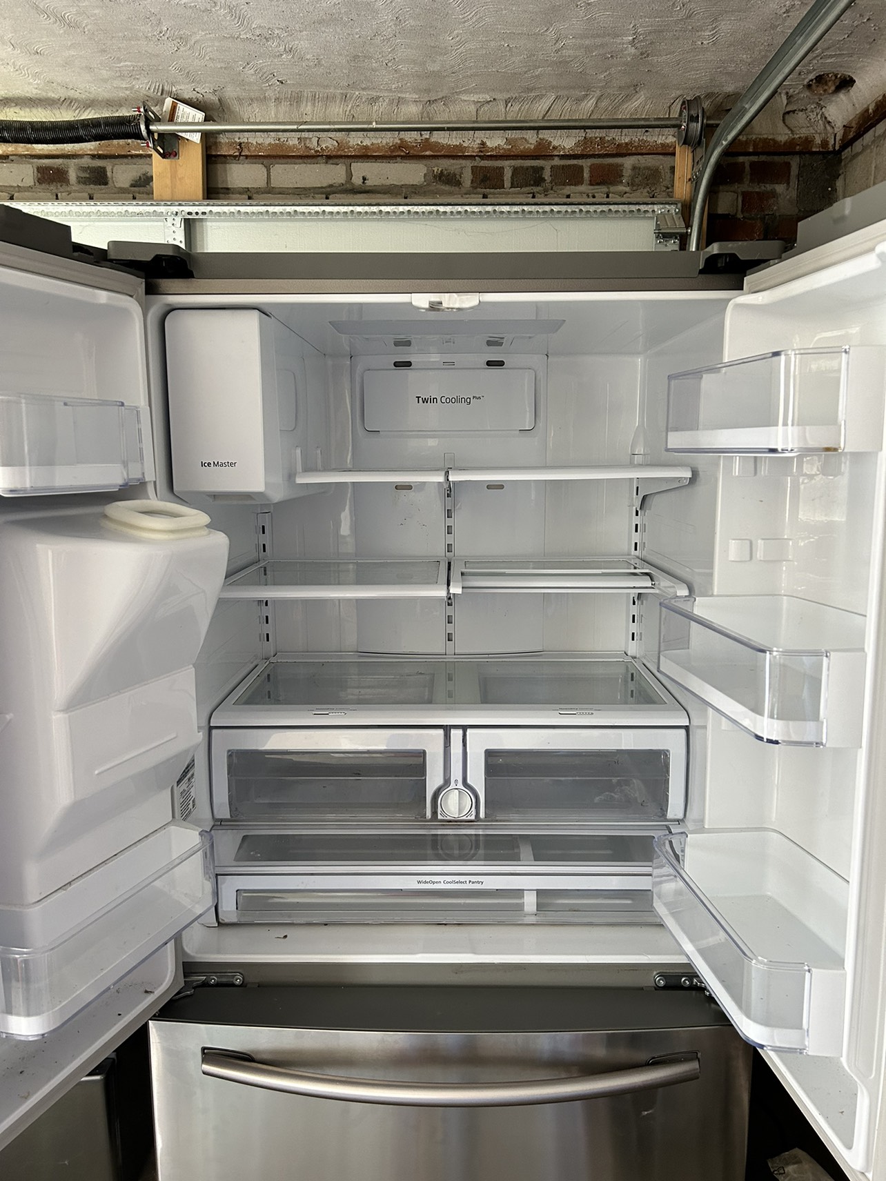 Stainless Steel Samsung Fridge w/ water and ice dispenser