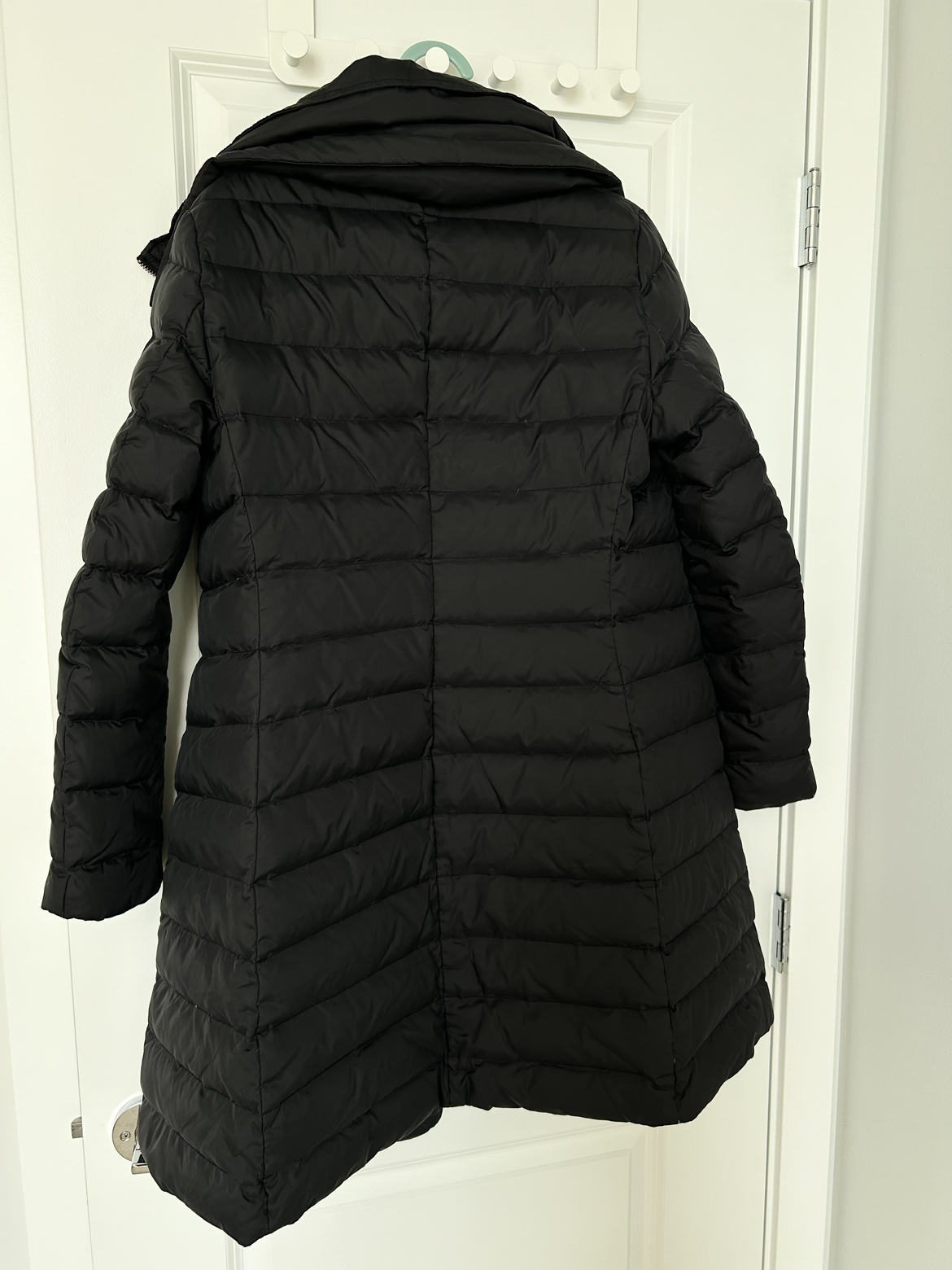 Black down jacket (women) - photo 4